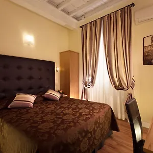 Magenta Deluxe Cancello Pensión Roma